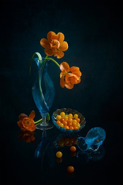 Vetro blu con fiori d