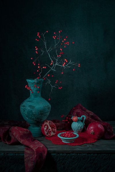 Natura morta con melograni e frutti di bosco da Lydia Jacobs