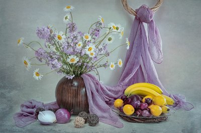 Natura morta floreale viola da Lydia Jacobs