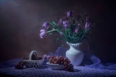 Natura morta con tulipani viola da Lydia Jacobs