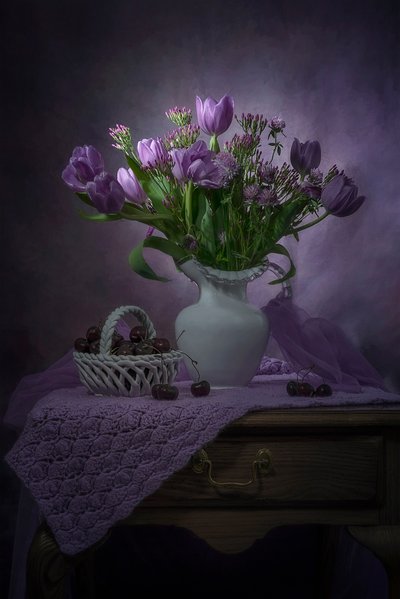 Tulipani viola e ciliegie da Lydia Jacobs