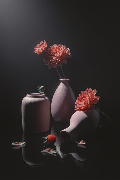 Tranquilla natura morta floreale in rosa da Lydia Jacobs