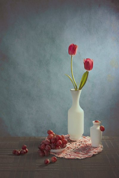 Tulipani rossi e uva da Lydia Jacobs