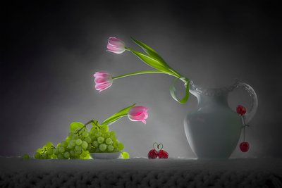 Natura morta romantica con tulipani e frutta da Lydia Jacobs