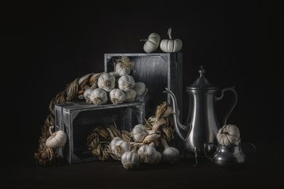 Natura morta rustica con aglio da Lydia Jacobs