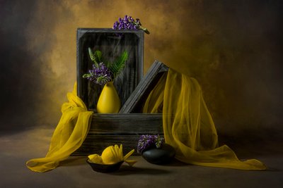 Natura morta rustica con fiori gialli da Lydia Jacobs