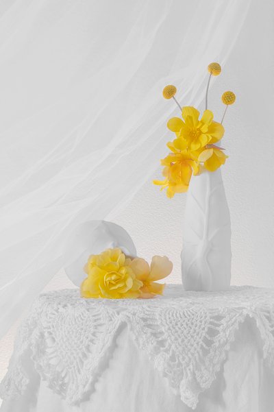 Natura morta floreale in giallo tenue da Lydia Jacobs