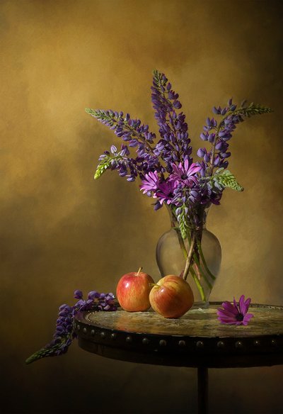 Lupini dai colori vivaci e mele da Lydia Jacobs