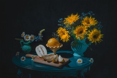 Girasoli dai colori vivaci e melone da Lydia Jacobs