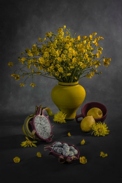 Fiori gialli e frutta da Lydia Jacobs