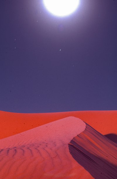 Bagliori sulle dune di sabbia del deserto a mezzanotte vicino ai giacimenti di petrolio e gas naturale di Lekhwair da Lynn Abercrombie