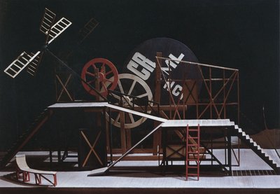 Scenografia per la commedia teatrale Il magnifico cornuto di F. Crommelynck da Lyubov Sergeevna Popova