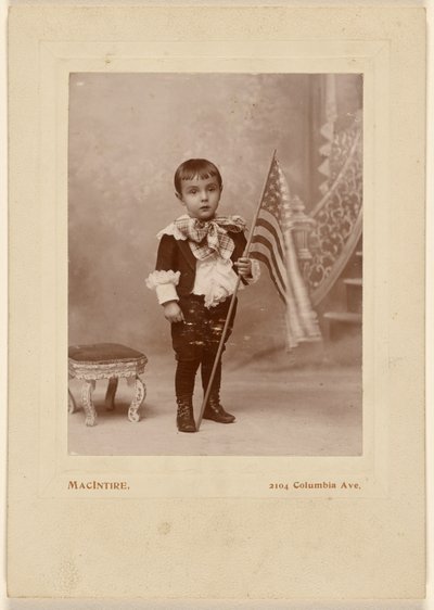 [Ragazzo in piedi, con in mano una bandiera americana] da MacIntire