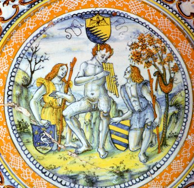 Piatto in terracotta italiano che mostra Pan che suona il flauto a due pastori da Maestro Benedetto