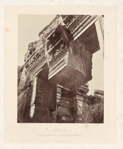 Veduta della colonnata al centro del tempio di Luxor, Egitto da Maison Bonfils