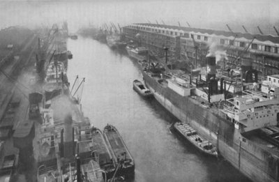 Un grande porto del nord, trentaquattro miglia dal mare eppure un porto, c1935 da Manchester Ship Canal Company