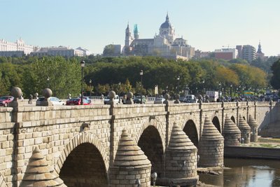 Puente de Segovia, originariamente costruito da Juan de Herrera (1530-97) e ricostruito nel 1682 da Manuel and Jose del Olmo