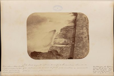 Vista della parte esterna della barriera di Pernambuco guardando quasi in verticale dalla cima del faro per mostrare gli scavi effettuati nella stessa roccia di riccio da Marc Ferrez