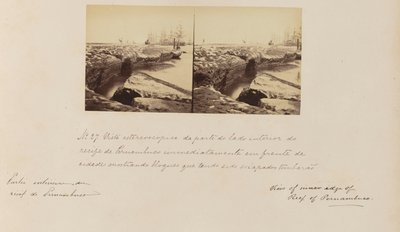 Vista stereoscopica del lato interno della scogliera di Pernambuco, immediatamente di fronte alla città, che mostra i blocchi che sono stati minati e sono crollati. da Marc Ferrez