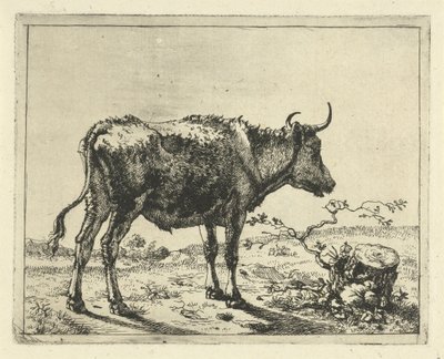 Toro in piedi vicino a un ceppo d