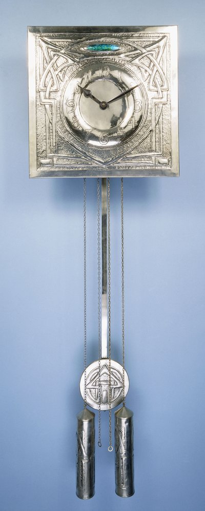 Orologio da parete di Margaret Gilmour (1860-1942), decorato in repoussé con disegni celtici intrecciati da Margaret Gilmour