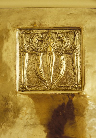 Mobili progettati per No. 120 Mains Street, Glasgow, Placca metallica a sbalzo originariamente sopra il camino, c.1900 da Margaret Macdonald