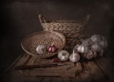 Natura morta rustica con aglio scuro da Margareth Perfoncio