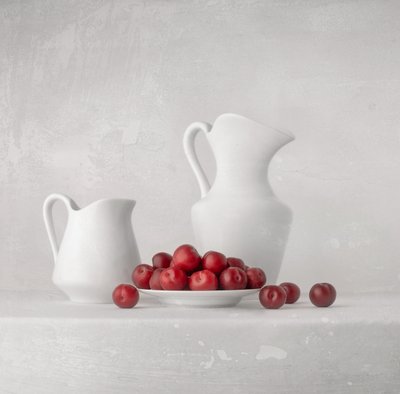 Prugne fresche e brocche da Margareth Perfoncio