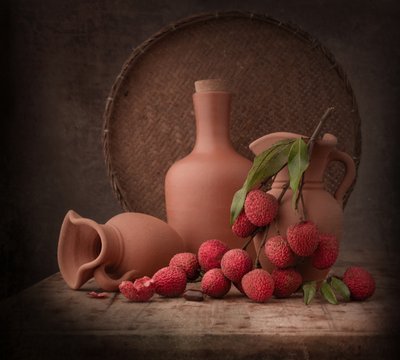 Natura morta rustica con litchi da Margareth Perfoncio