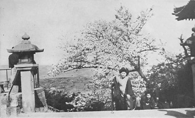 In cima ai gradini del tempio, sopra il Lago Biwa, c1900, 1921 da Marguerite Leonard