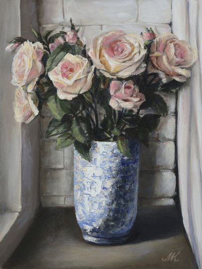 Rose rosa sul davanzale - Dipinto di vaso in ceramica blu da Marina Kozyr
