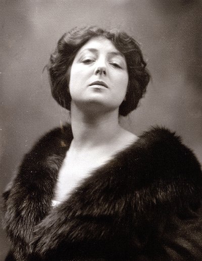 Ritratto a mezzo busto della famosa cantante d