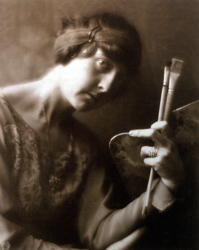 Ritratto a mezzo busto della pittrice Elisabeth Chaplin. Tiene due pennelli e una tavolozza nella mano sinistra da Mario Nunes Vais