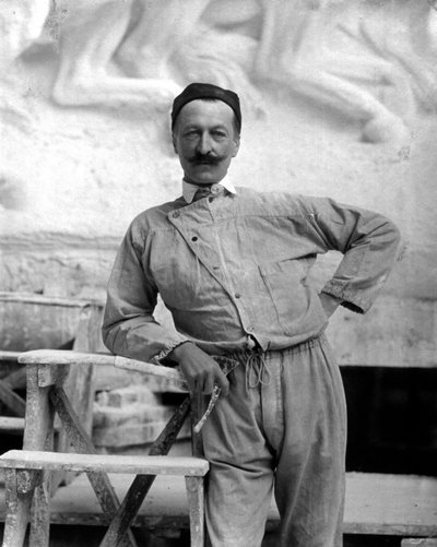 Ritratto del famoso scultore Pietro Canonica in abiti da lavoro. L
