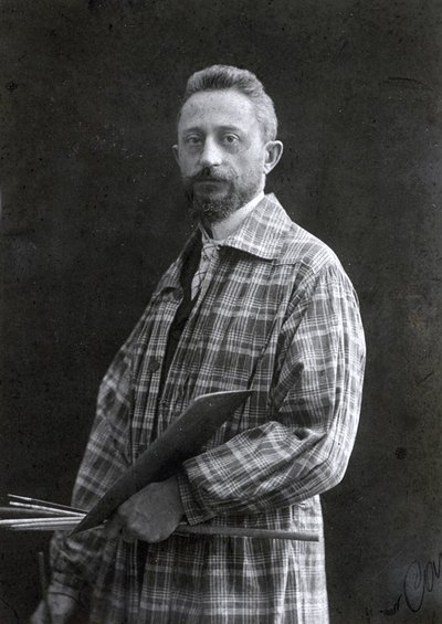 Ritratto a tre quarti del pittore Guido Spadolini. Indossa un lungo camice e tiene pennelli e tavolozza nella mano sinistra, 26/11/1901 da Mario Nunes Vais