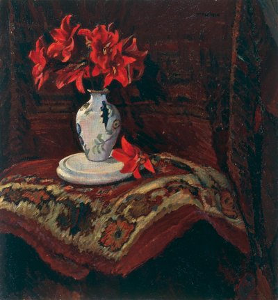 Tappeto e vaso con gigli rossi da Mario Puccini