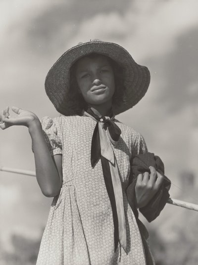 Figlia di una famiglia cajun che torna a casa dopo aver pescato nel fiume Cane, Melrose, Louisiana da Marion Post Wolcott