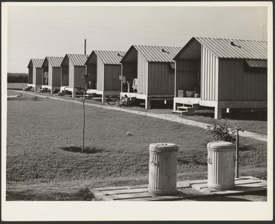 Alloggi per i raccoglitori migratori di ortaggi, campi di lavoro di Osceola, costruiti dalla FSA, Belle Glade, Florida da Marion Post Wolcott