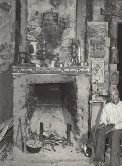 [Uomo vicino al camino] da Marion Post Wolcott