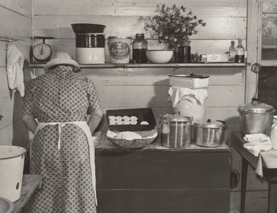Uno dei membri della famiglia Wilkins prepara i biscotti per la cena nel giorno della sgranatura del mais a casa della signora Fred Wilkins, vicino a Tallyho, nella contea di Granville. Carolina del Nord da Marion Post Wolcott