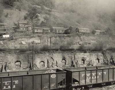 Il fumo dei forni a coke invade le case dei minatori, Scotts Run, West Virginia da Marion Post Wolcott