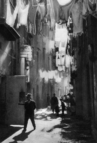 Strada stretta a Napoli, Italia, 1937 da Martin Hurlimann