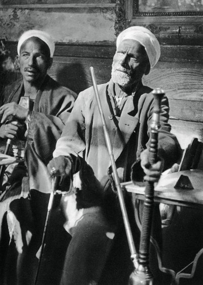 Fumare il narghilè, Il Cairo, 1937 da Martin Hurlimann
