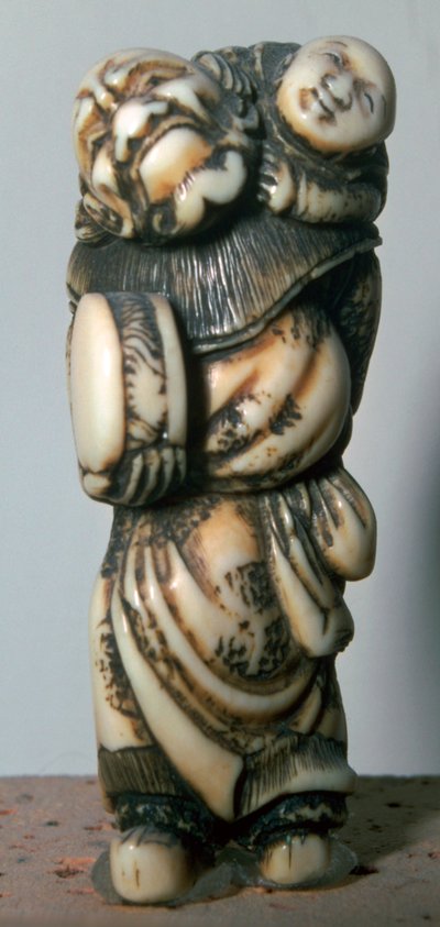 Netsuke giapponese di un ballerino cinese e bambino, XVIII secolo da Masahira