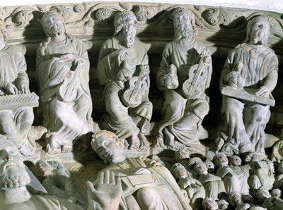 (dettaglio) del Portico de la Gloria che raffigura musicisti da Master Mateo