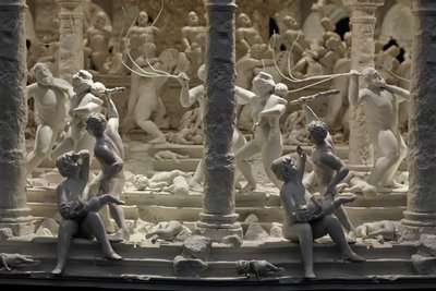 All Things Fall, 2014 (acciaio, alluminio, gesso, resina, luci LED, motore) da Mat Collishaw
