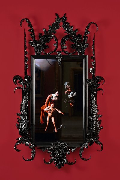 Black Mirror, Leo Minor, 2014 (vetro di Murano nero, specchio di sorveglianza, acciaio, legno, lacca, schermo LCD e hard disk) da Mat Collishaw