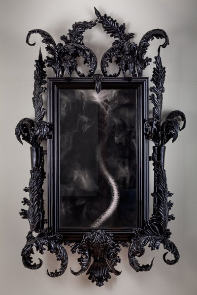 East of Eden, 2013 (vetro di Murano nero, specchio di sorveglianza, acciaio, legno, lacca, schermo LCD e disco rigido) da Mat Collishaw