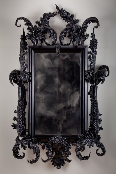 East of Eden, 2013 (vetro di Murano nero, specchio di sorveglianza, acciaio, legno, lacca, schermo LCD e disco rigido) da Mat Collishaw