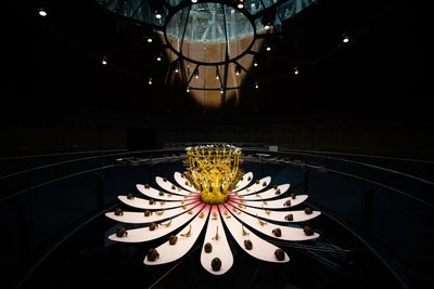 Equinox, 2021 (Acrilico, Circuito elettrico, Idraulica, Lacca, Motore, Vernice, Resina riciclata, Acciaio) da Mat Collishaw